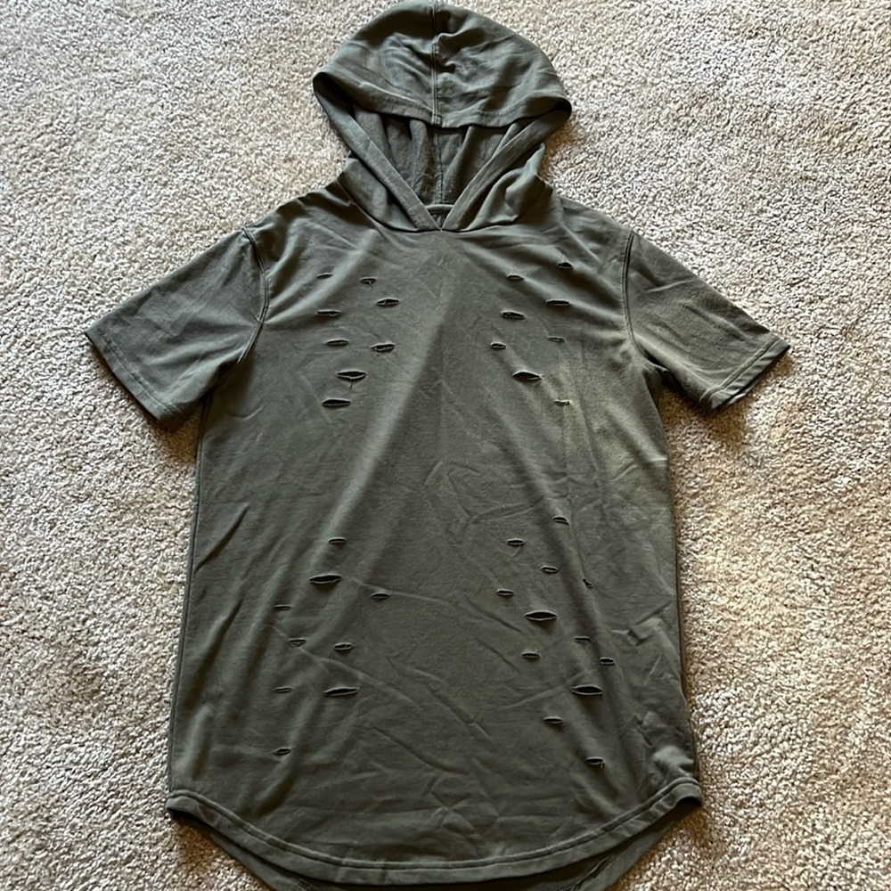 Carbon short sleeve hooded shirt. Size S. Camo green in color. Great condition.
